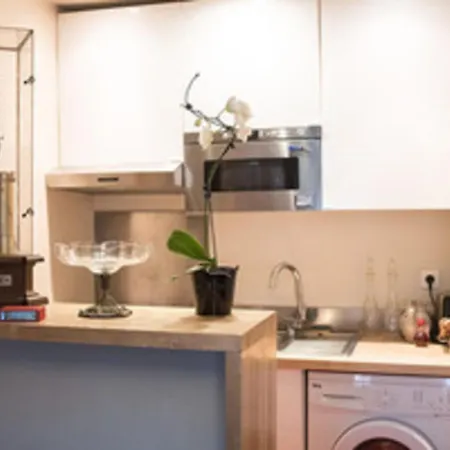 Cocoon Of Near Montparnasse Apartment